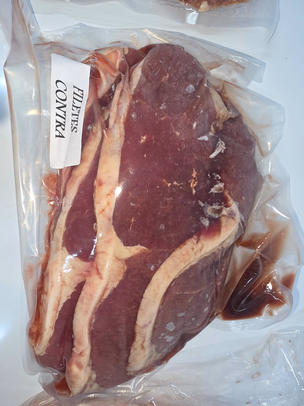 Filetes de contra de buey envasados al vacío, con su etiqueta